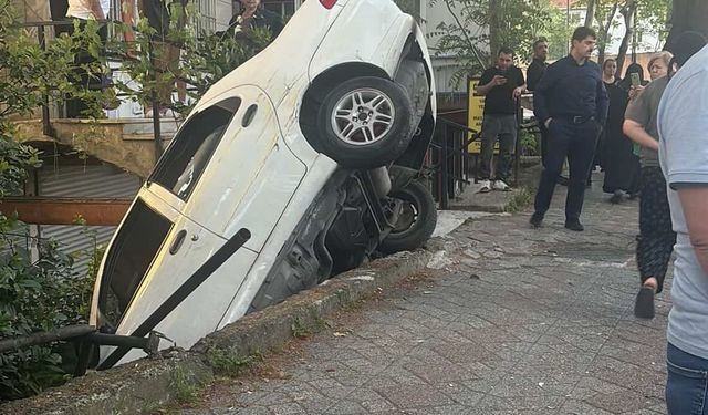 Beyoğlu'nda alkollü sürücünün kullandığı otomobil binanın merdiven boşluğuna düştü