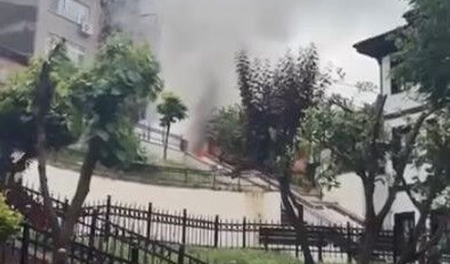 Beyoğlu'nda park halindeki otomobilin alev alev yandığı anlar kamerada