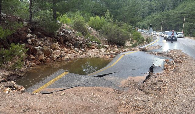 Bodrum'da ana su isale hattı patladı, uzun araç kuyrukları oluştu