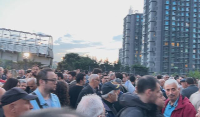CHP İstanbul İl Başkanlığı'nın önünde 'mutlak butlan' kararına tepki