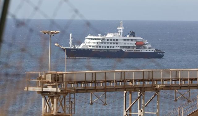 Hantavirüs vakalarının tespit edildiği yolcu gemisi, Tenerife kentine ulaştı