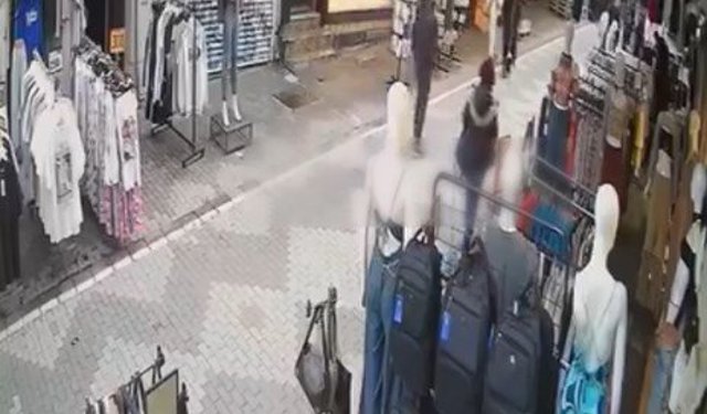 Kadıköy'de mağazanın önündeki çantanın çalındığı anlar kamerada