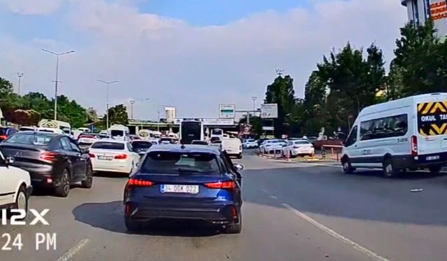 Kadıköy'de sürücüsü rahatsızlanan otomobil başka araca çarpıp takla attı