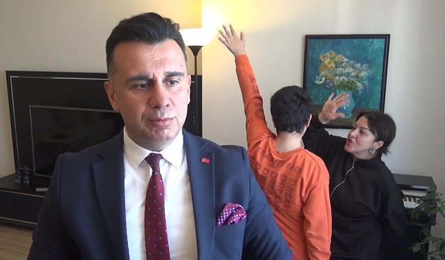 Konuşma güçlüğü çeken otizmli çocuklarına şarkılarla kelime öğretiyorlar