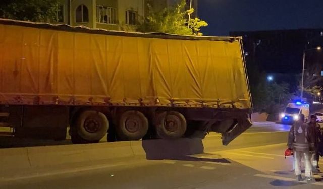 Küçükçekmece'de palet yüklü TIR geri kayarak sitenin duvarına çarptı