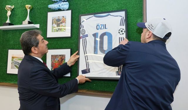 Mesut Özil 'Esenler Futbol Gelişim Merkezi'ni ziyaret etti