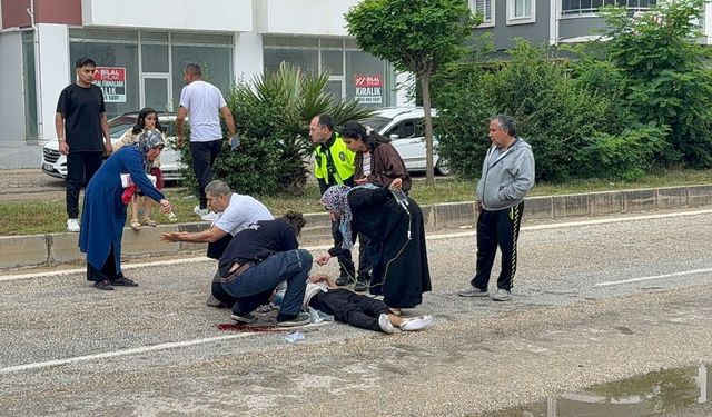 Motosiklet, hafif ticari araç ve otomobilin çarpıştığı kazada 2 kişi yaralandı