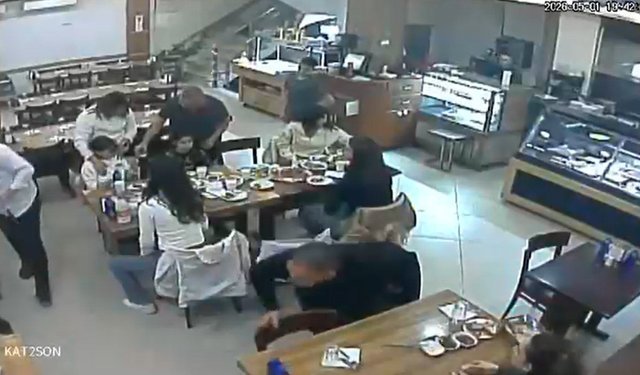 Restoranda nefes borusuna yiyecek kaçan çocuğu, Heimlich manevrasıyla kurtardı
