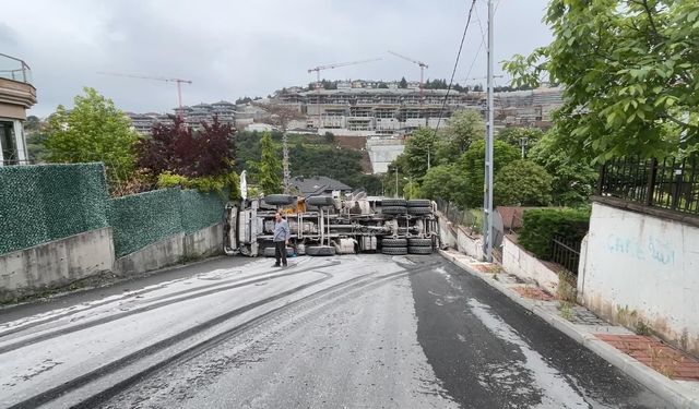 Sarıyer'de yokuşta kayan hafriyat kamyonu devrildi; molozlar yola döküldü