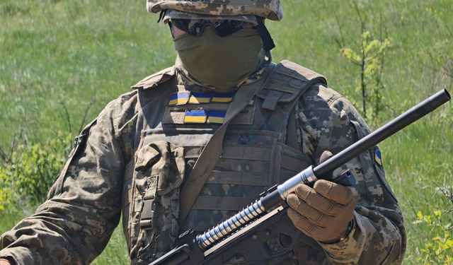 Savaşın en sıcak noktası Sumi'de askeri üs tatbikatları ve 40 kilometrelik 'tel' önlemi görüntülendi