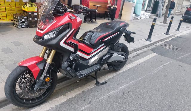 Şişli'de yolun karşısına geçen kişiye motosiklet çarptı; kaza kamerada