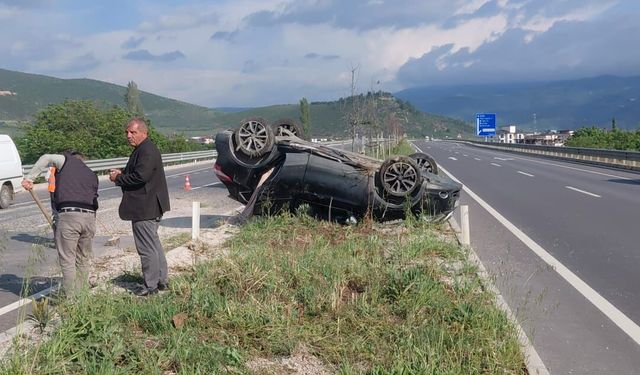 Takla atan otomobildeki anne ile oğlu yaralandı