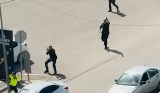 Taksi şoförünün, şüphelinin tüfeğini almaya çalıştığı anlar araç içi kamerasında
