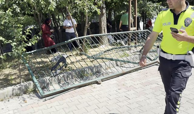 Büyükçekmece'de fren yerine gaza bastığı öne sürülen sürücü velilerin arasına daldı: 2'si çocuk 6 yaralı