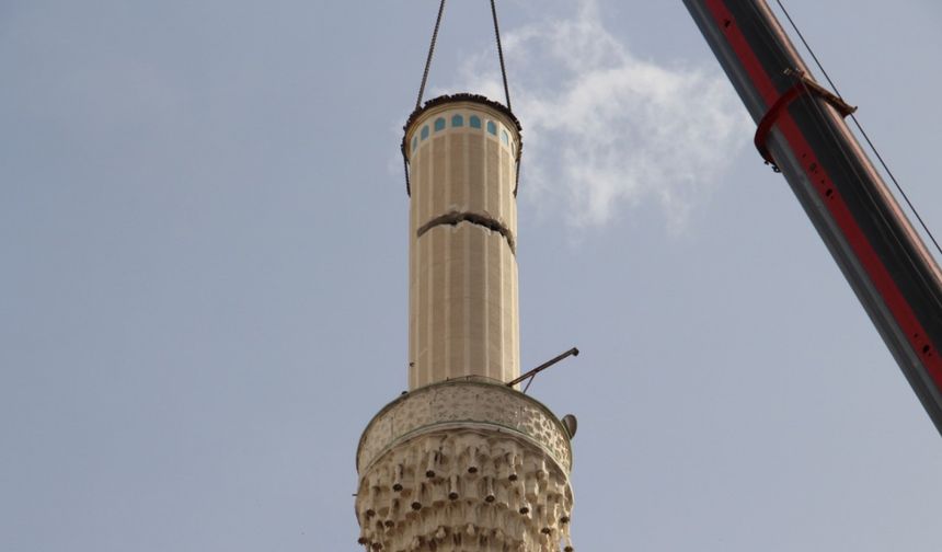 Çankırı’da fırtınada hasar gören minarenin sökümüne başlandı