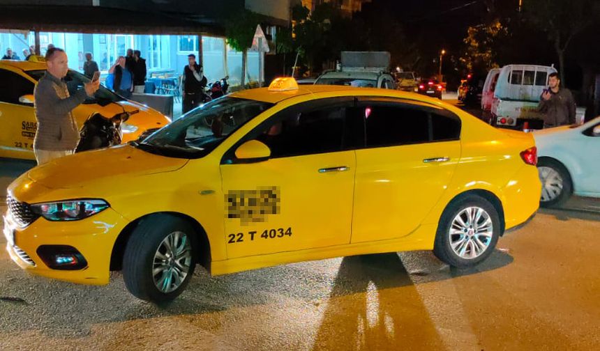 Edirne'de, taksi ve motosikletin karıştığı kazada 4 yaralı