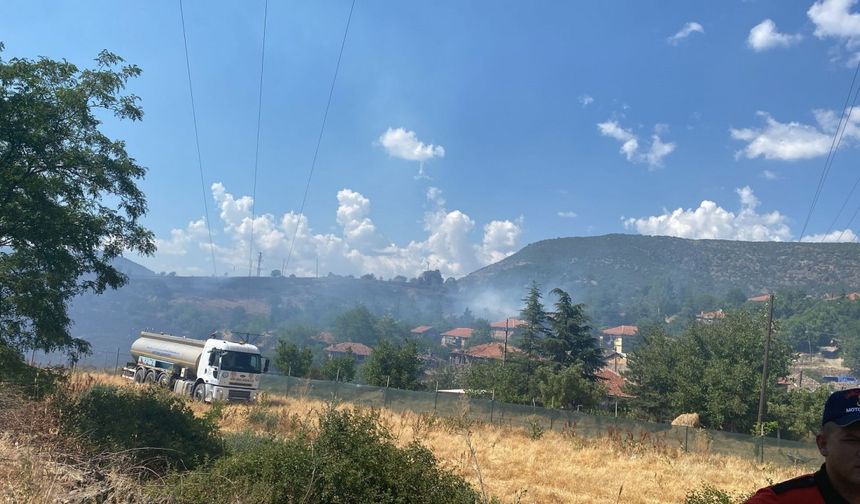 Ankara'da örtü yangını yerleşim yerine de sıçradı