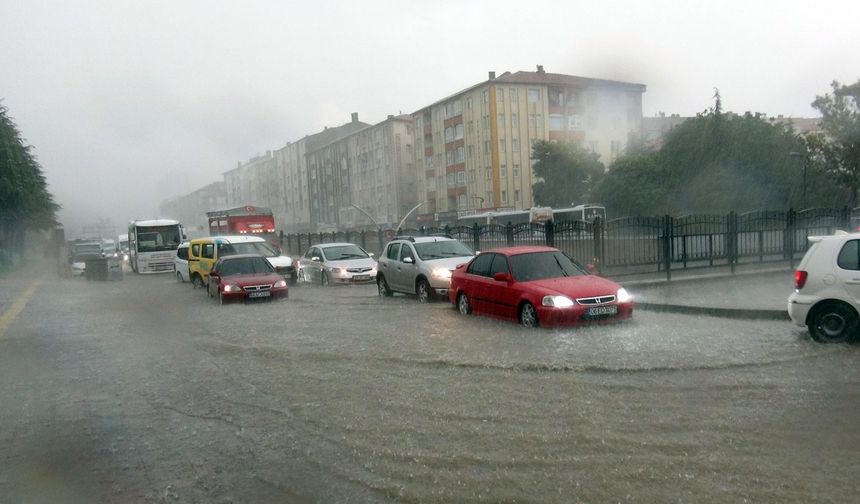 Yozgat’ta şiddetli yağmur caddeleri göle çevirdi