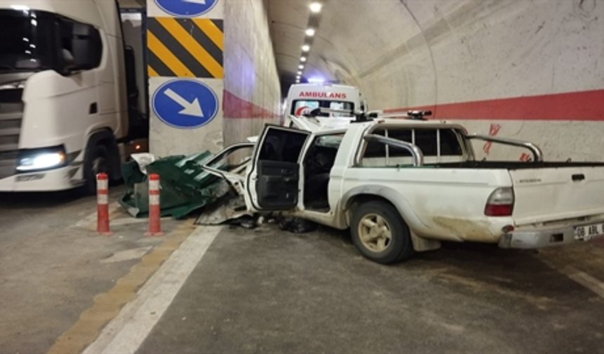 Yusufeli Tünelinde kamyonet duvara çarptı: 1 ölü, 2 yaralı