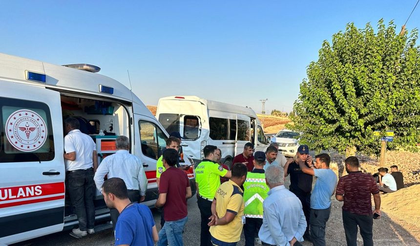 Adıyaman'da minibüs ile TIR çarpıştı, çok sayıda yaralı var