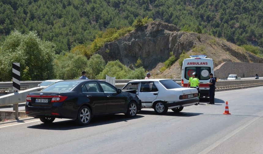 Amasya’da iki otomobil çarpıştı; çift ile oğulları yaralandı