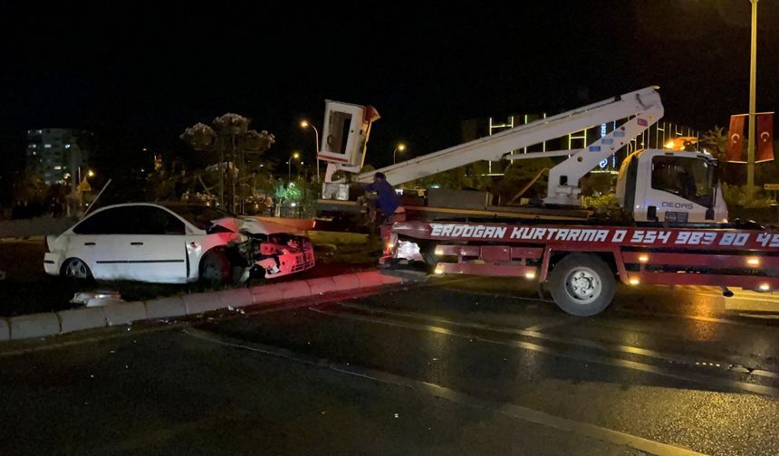 Eskişehir'de aydınlatma direğine çarpan otomobilde 3 yaralı var