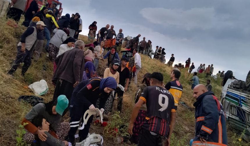 İskilip’te tarım işçilerini taşıyan kamyonet devrildi: 12 yaralı