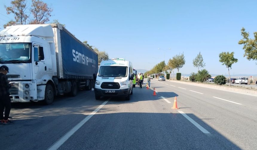 Mobilya yüklü kamyonet, park halindeki TIR'a arkadan çarptı: 3 kişi hayatını kaybetti