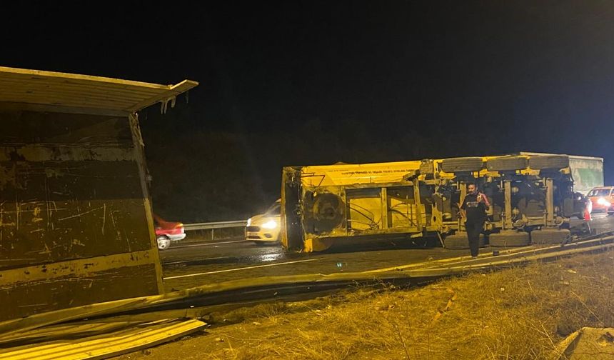 Ankara'da Çevre Yolunda TIR devrildi, trafik sıkıştı