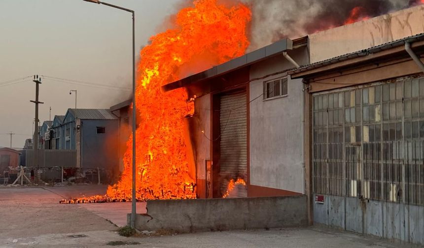 Bandırma'da, köpük bulunan depodaki yangın korkuttu