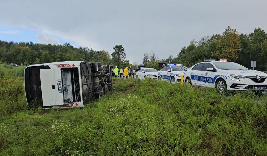 Zonguldak'ta yolcu midibüsü devrildi: 9 yaralı