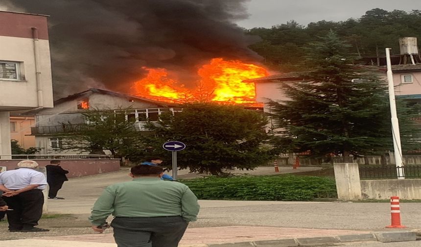 Bartın’da yangında mahsur kalan yaşlı kadını jandarma kurtardı