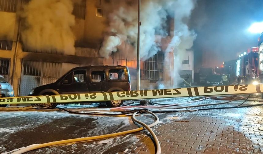 Beyoğlu'nda, yatak imalathanesinde yangın