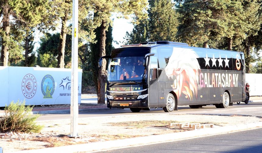 Galatasaray, yoğun güvenlik önlemleri altında Antalya’ya ulaştı