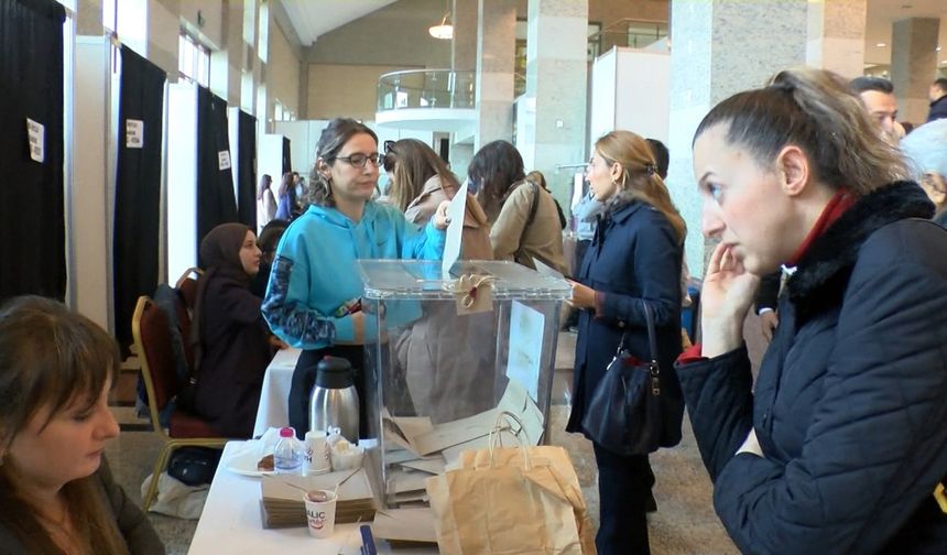 İstanbul Barosu'nda 12 adaylı başkanlık seçiminde oylama sürüyor