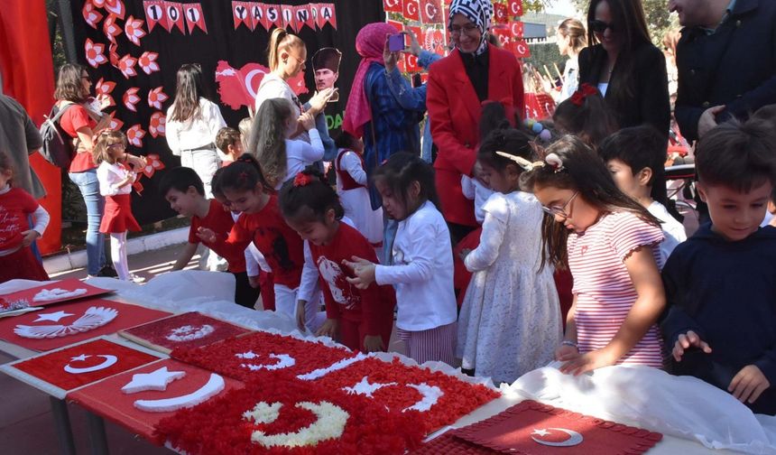 İzmirli minik öğrencilerden atık malzemelerden bayrak sergisi