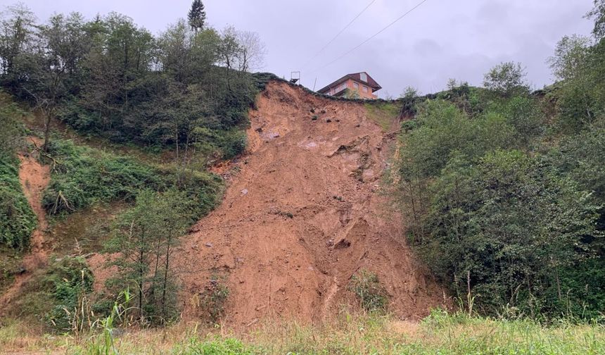 Rize'de heyelan; İki boş ev toprak altında kaldı