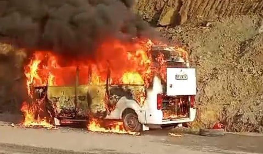 Zonguldak’ta işçi servis minibüsü yandı