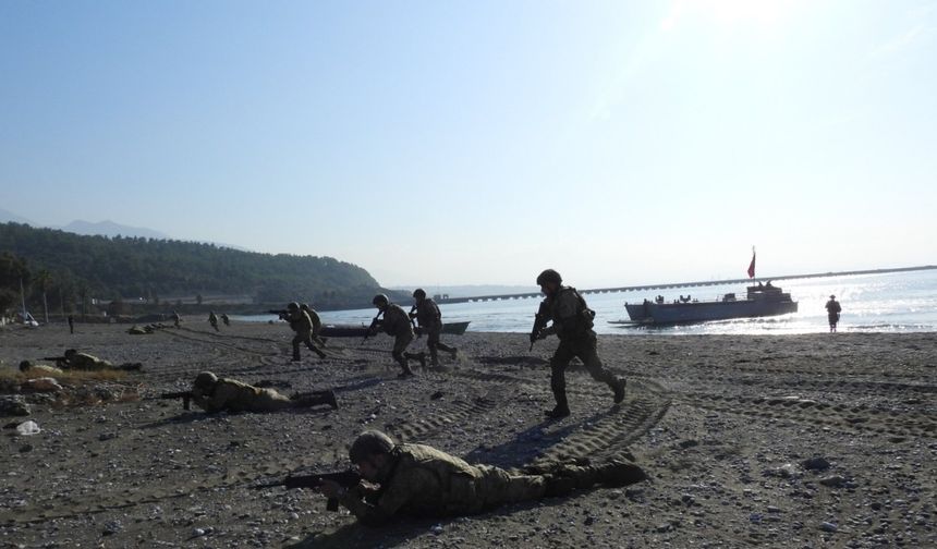 Amfibi deniz piyadeleri İskenderun’da eğitimde