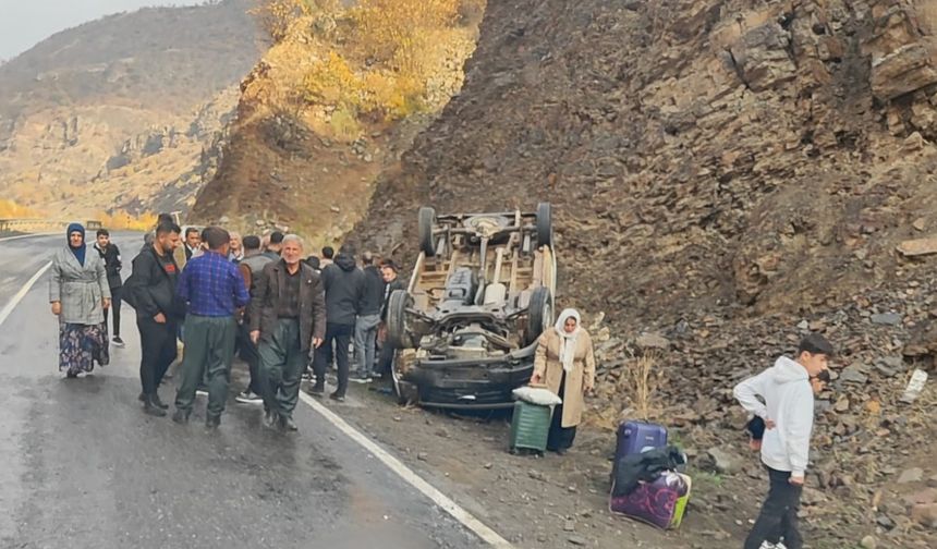 Çukurca’da minibüs takla attı; 4 yaralı