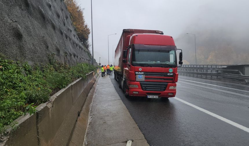 Düzce'de otomobil, TIR'a arkadan çarptı: 1 ölü, 4 yaralı