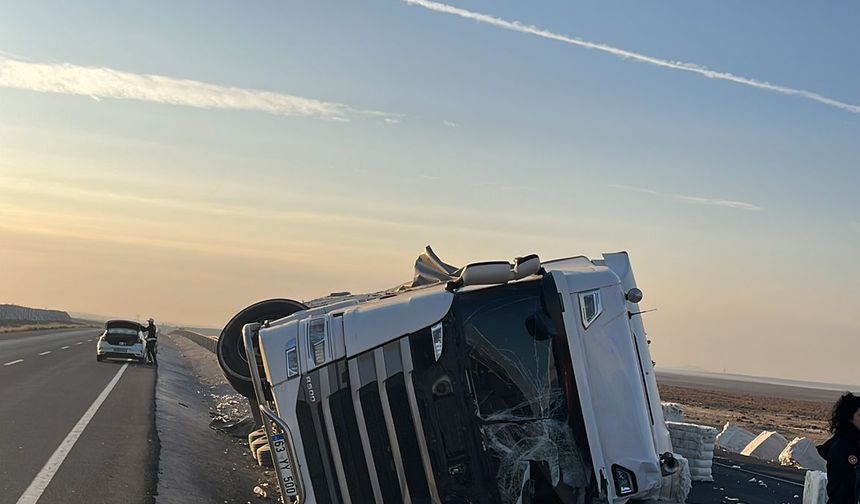 Konya’da TIR devrildi: 1 ölü, 1 yaralı