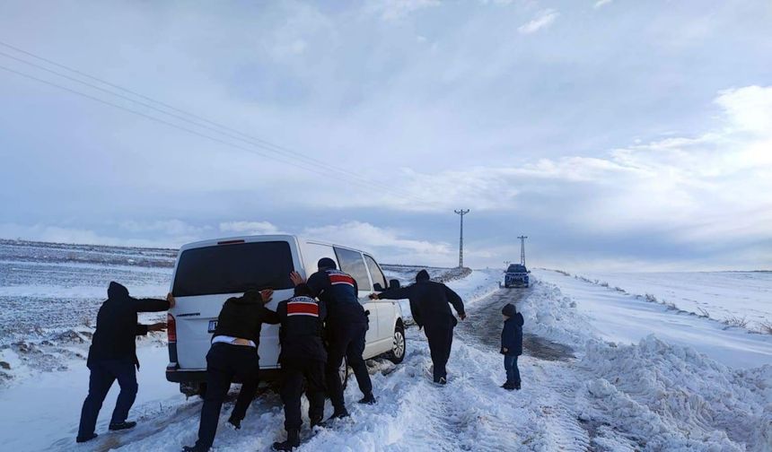 Yozgat'ta karda mahsur kalan vatandaşların imdadına jandarma yetişti