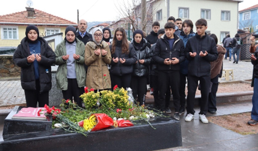 Şehit Aybüke öğretmen, kabri başında anıldı