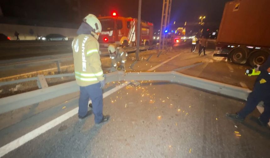 Beylikdüzü'nde, karşı yöne geçen TIR motosiklet ile 2 otomobile çarptı: 1 ölü, 1 yaralı