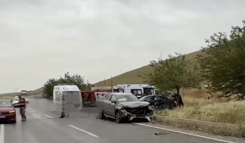 Diyarbakır'da otomobil ile kamyonet çarpıştı: 1 ölü, 3 yaralı
