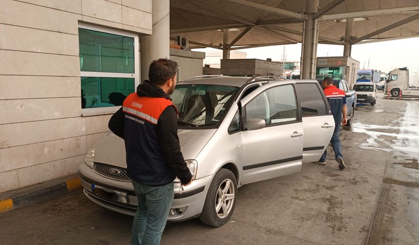 Kapıkule'de kaçak yollarla yurda sokulmak istenen 8 bin adet sülük ele geçirildi