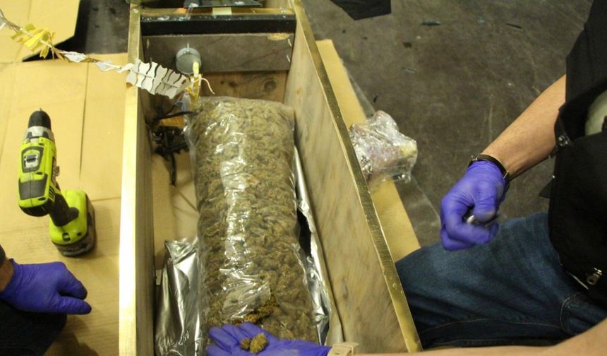 Kapıkule'de mobilya yüklü minibüste 49 kilo 866 gram esrar ele geçirildi