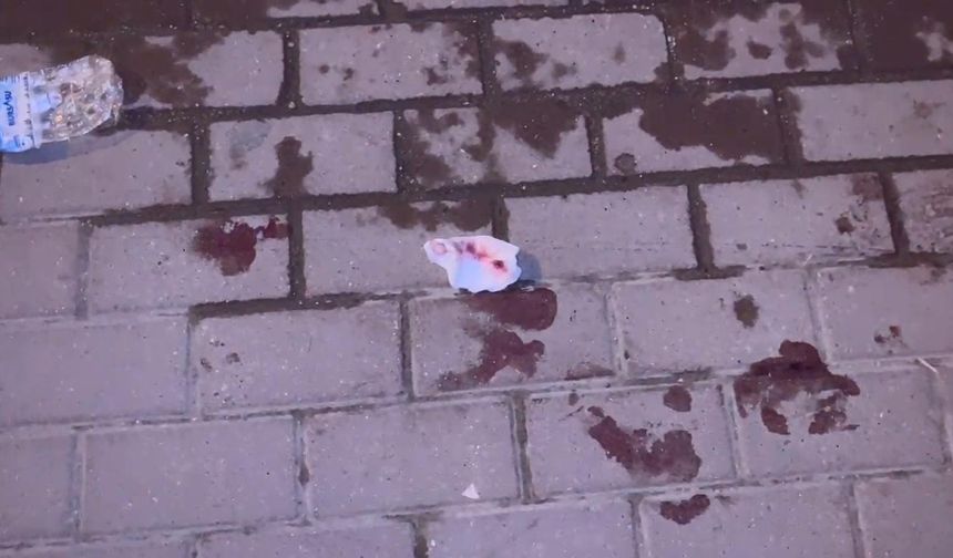 Metro istasyonunda bekleyen 3 arkadaşı bıçakladı