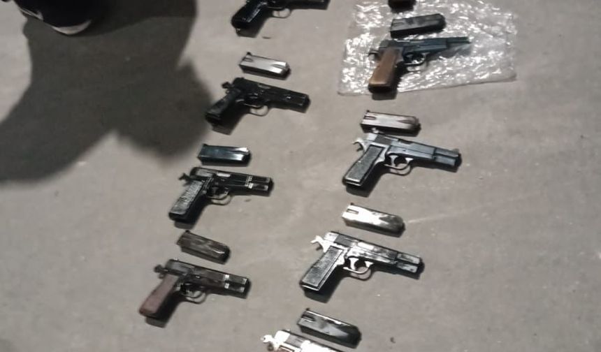 Otomobilde 17 ruhsatsız tabancayla yakalandı
